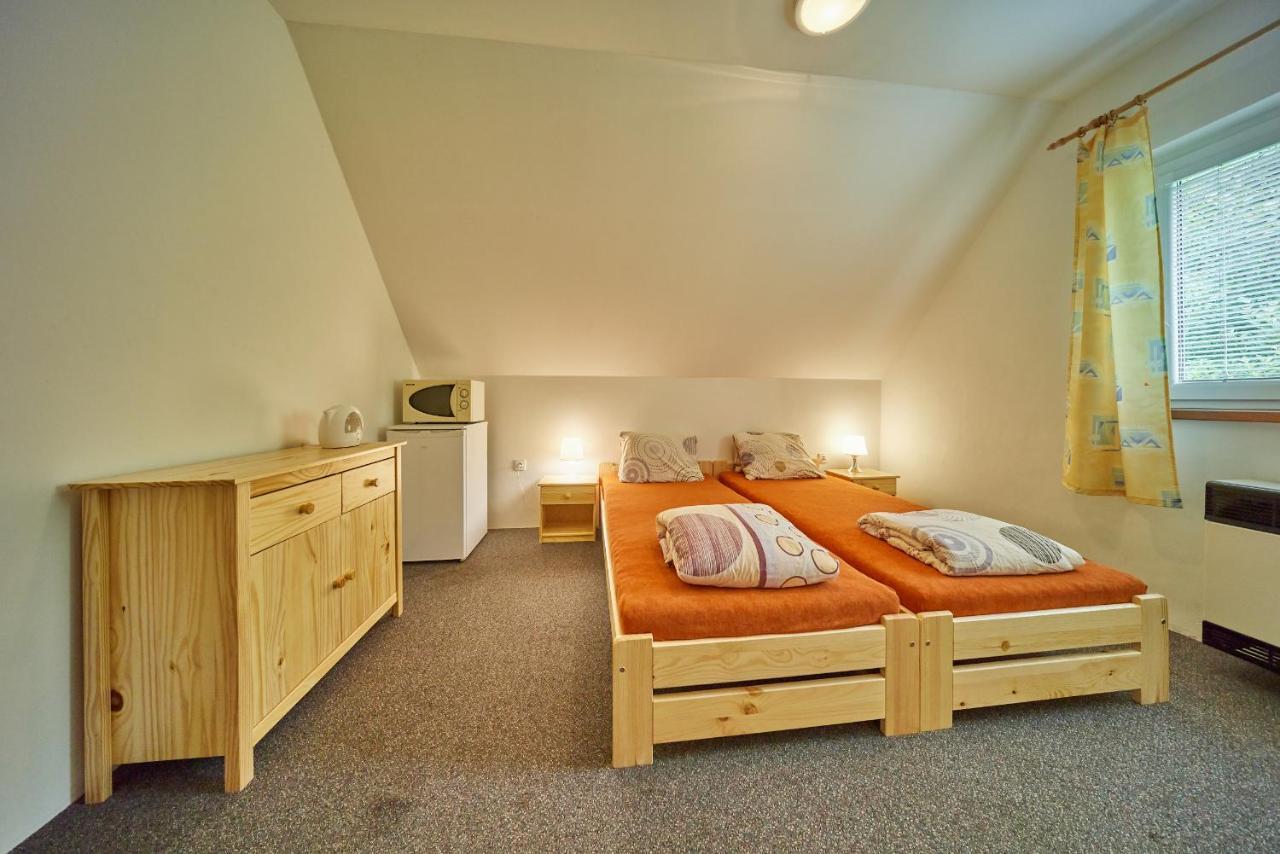 Camp Dolce Hotel Трутнов Екстериор снимка